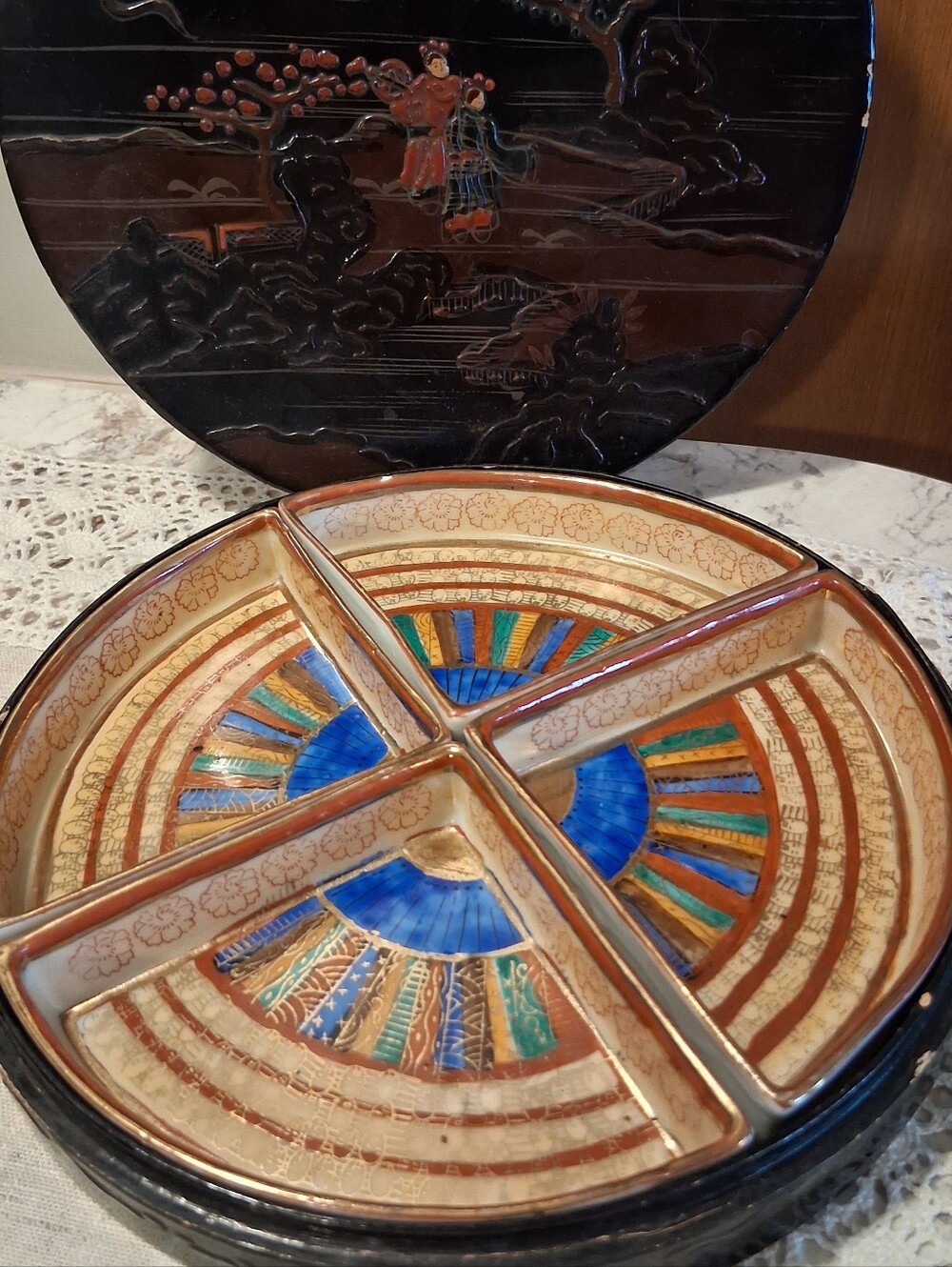 Antique Japanese "The Thousand Faces" 4 Porcelain Dish Set W/Black Lacquered Lid